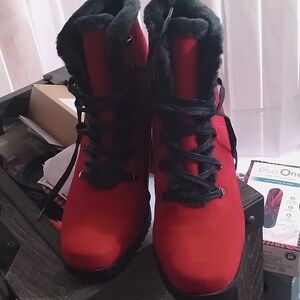 Womens Red Casual Winter Boots w/ Fur Lining- Size 10M